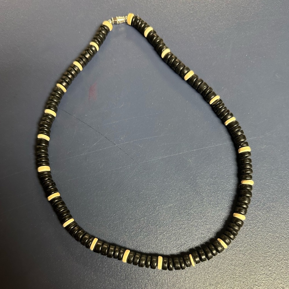 Choker necklace, Hawaiian black and white. 90’s vibe